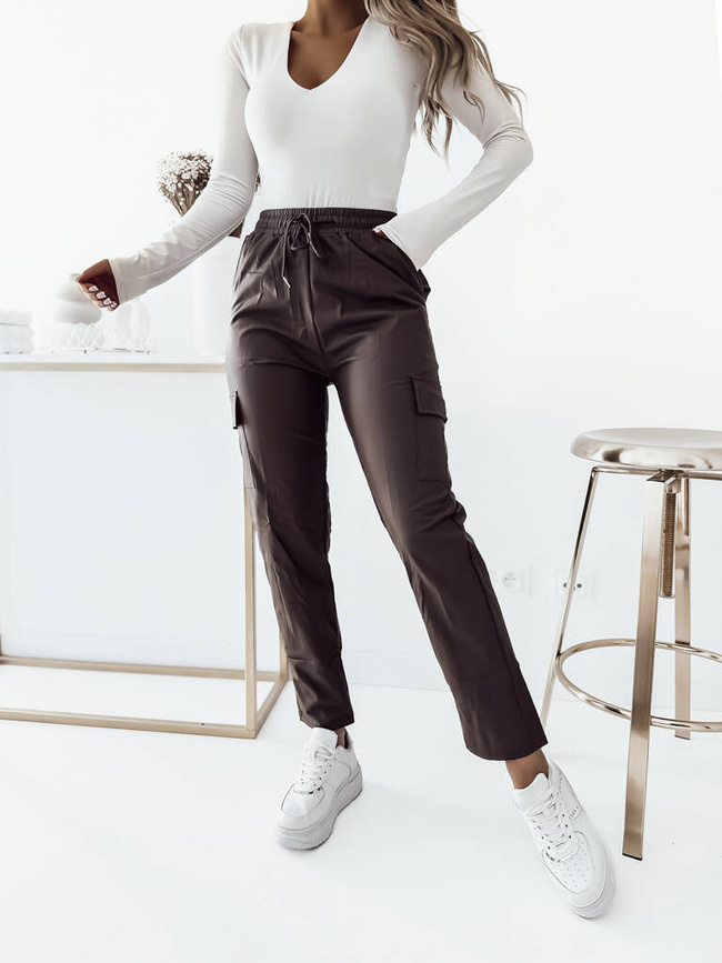 WOSKOWANE SPODNIE Z KIESZENIAMI NA BOKACH- BRĄZOWE