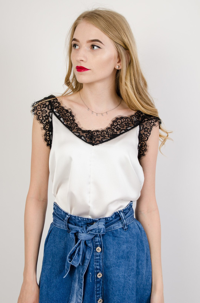 Biała satynowa bluzka wykończona koronką
