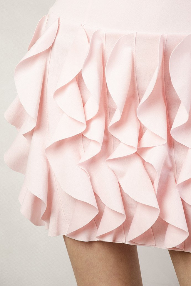 Różowa sukienka z falbankami