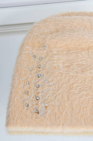 BEŻOWA FUTRZANA CZAPKA Z OZDOBNYMI KRYSZTAŁKAMI