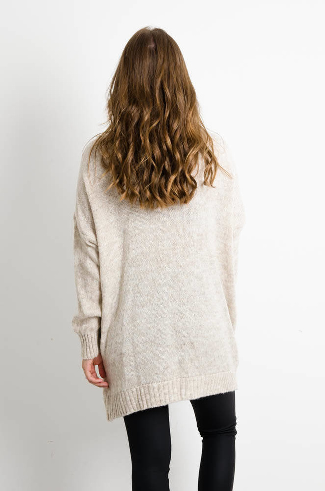 DŁUGI BEŻOWY SWETER Z KIESZENAMI