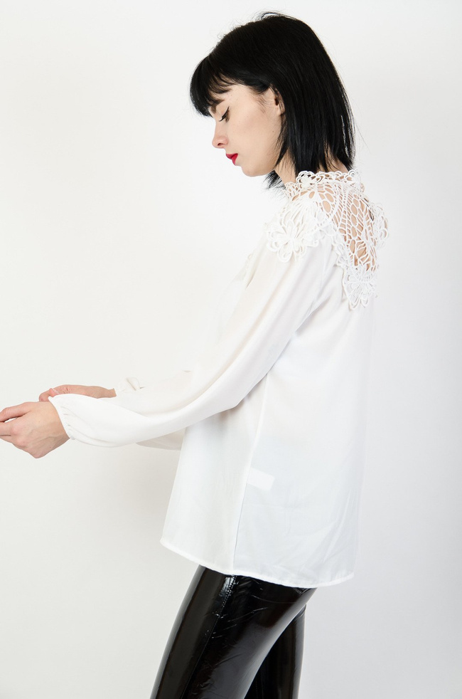 Biała bluzka koszulowa z ażurową górą