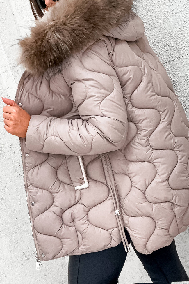 KURTKA PIKOWANA Z KAPTUREM I ŚCIĄGACZAMI PO BOKACH- BEŻOWA