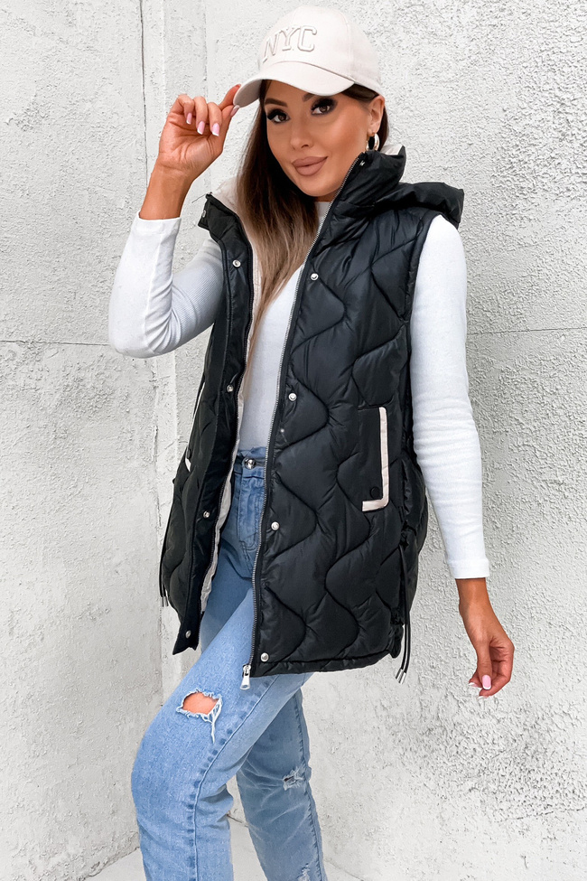 KAMIZELKA PIKOWANA Z KAPTUREM I ŚCIĄGACZAMI PO BOKACH- CZARNA