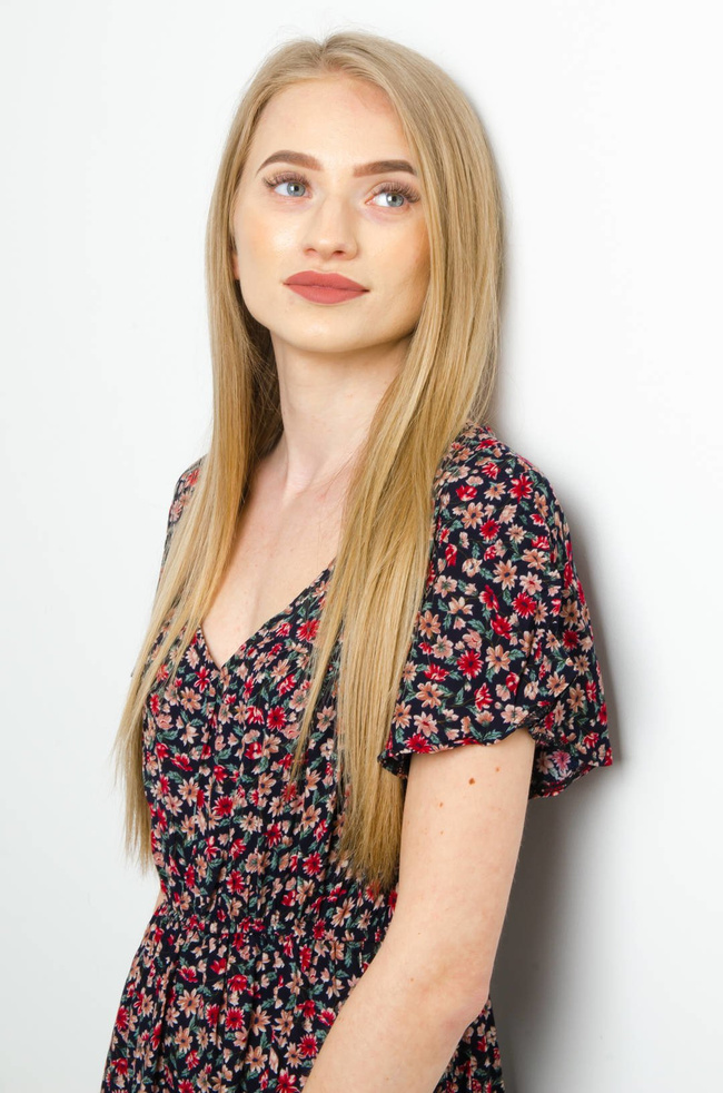 DŁUGA GRANATOWA SUKIENKA W KWIATY- DEKOLT W SEREK