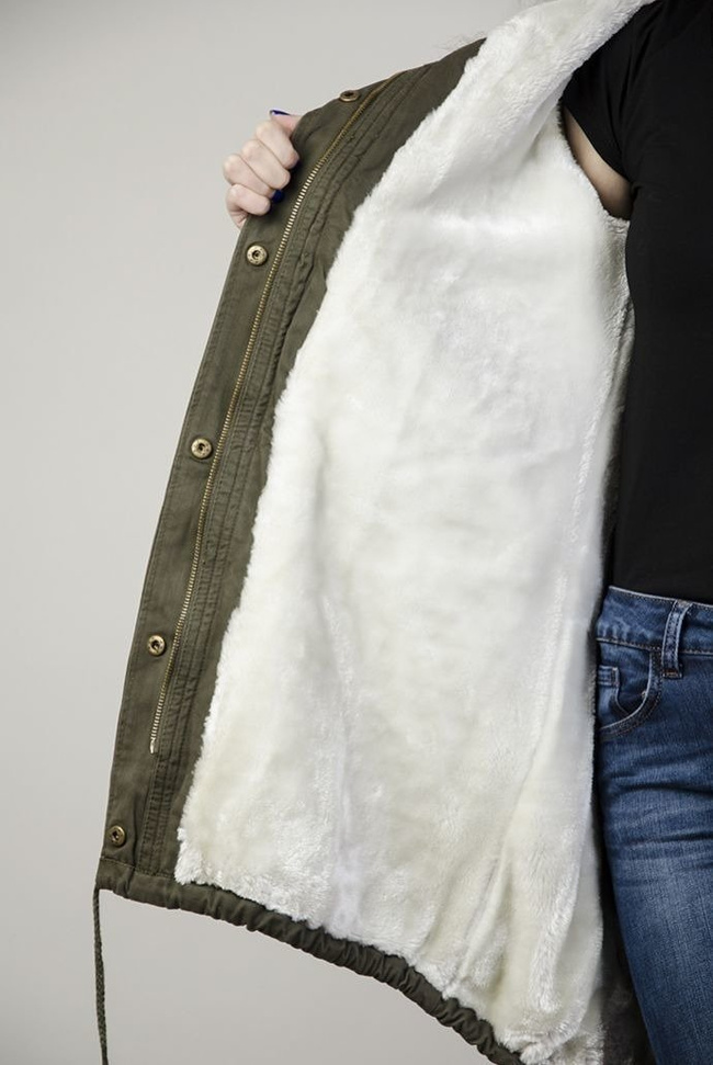 Kurtka khaki typu parka z białym futerkiem