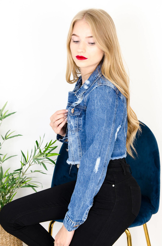 KRÓTKA KURTKA JEANSOWA Z APLIKACJĄ NA PLECACH