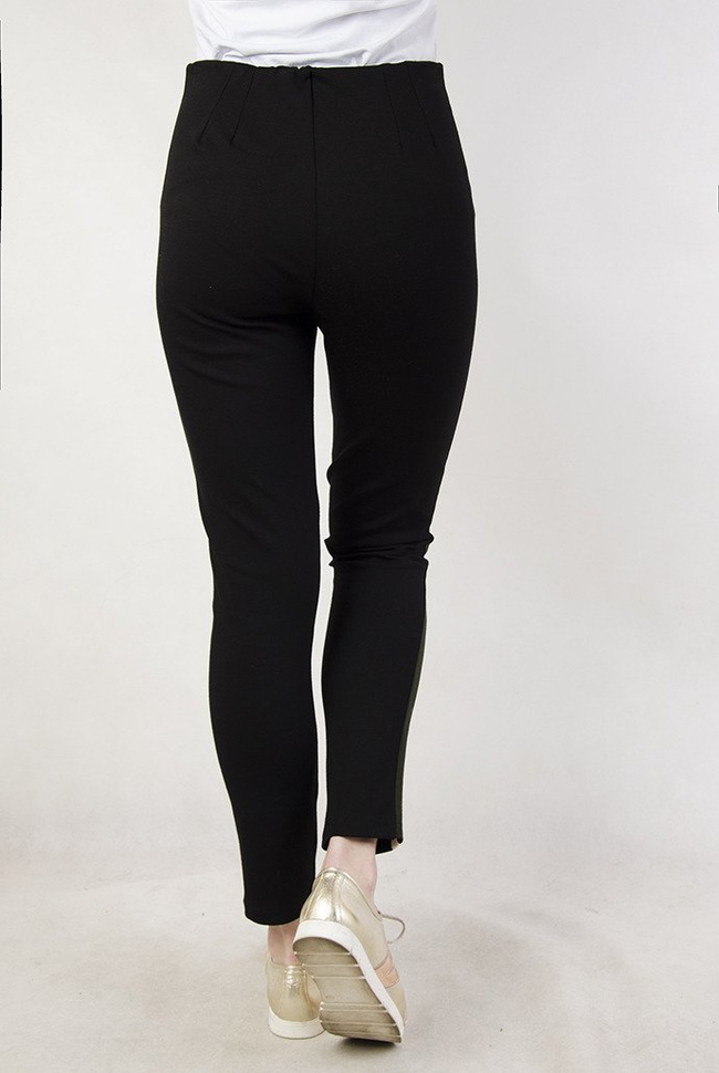 Czarne materiałowe spodnie z biało-zielonymi paskami