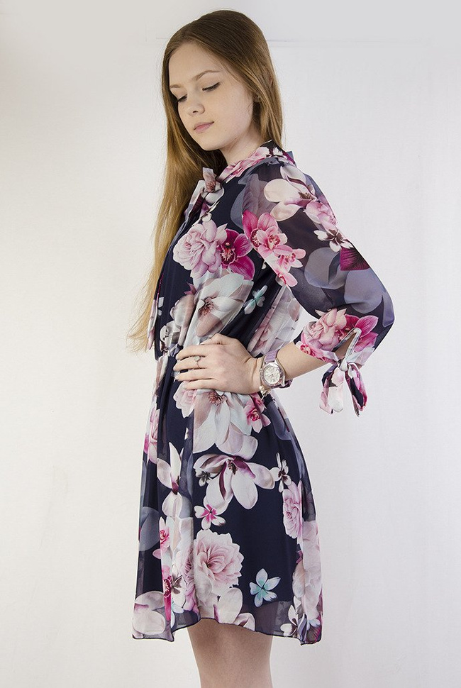 Granatowa sukienka w kwiaty