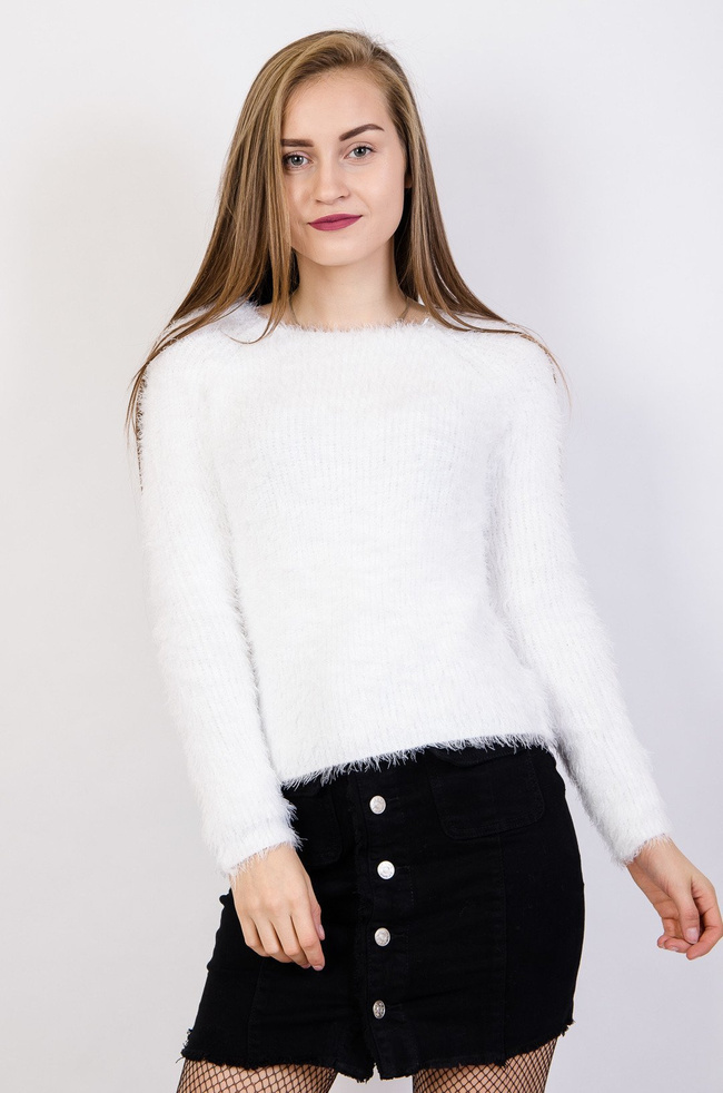 Biały puszysty sweter dzianinowy