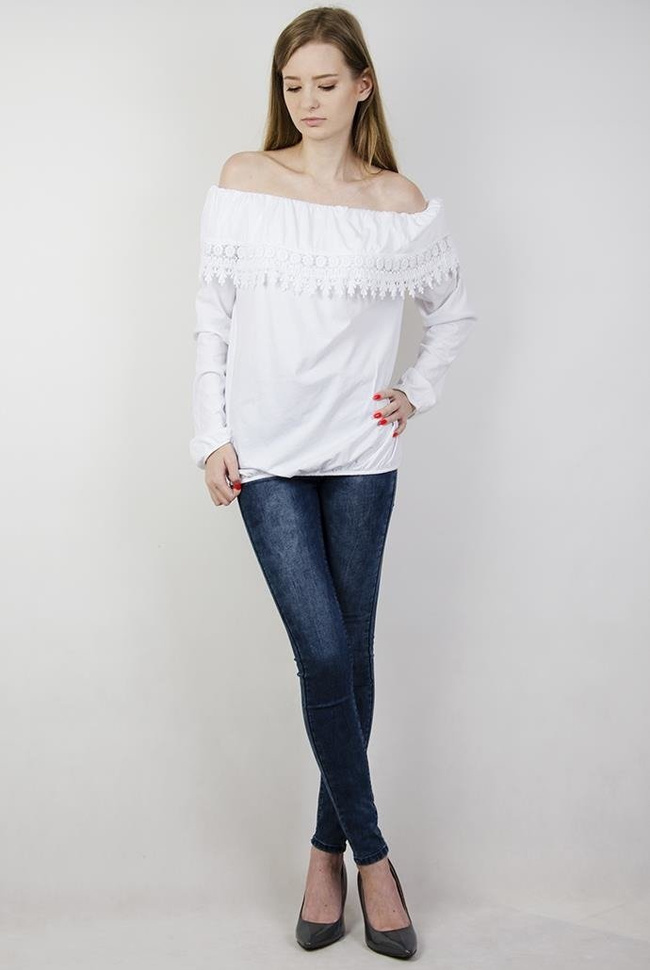 Biała bluzka z hiszpańskim dekoltem i zdobieniami