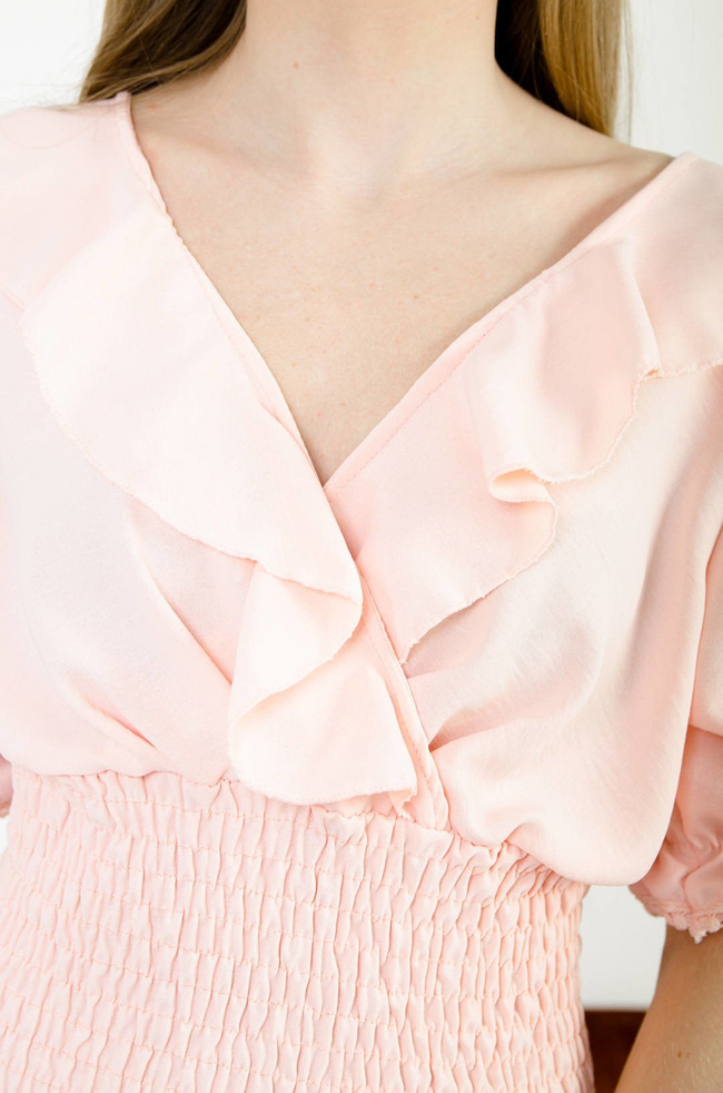 RÓŻOWA SUKIENKA Z FALBANAMI I SZEROKIM ŚCIĄGACZEM W PASIE