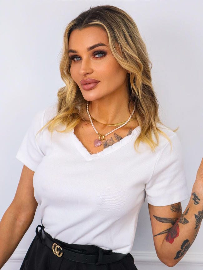 T-SHIRT PRĄŻKOWANY Z SZARPANYM DEKOLTEM- BIAŁY