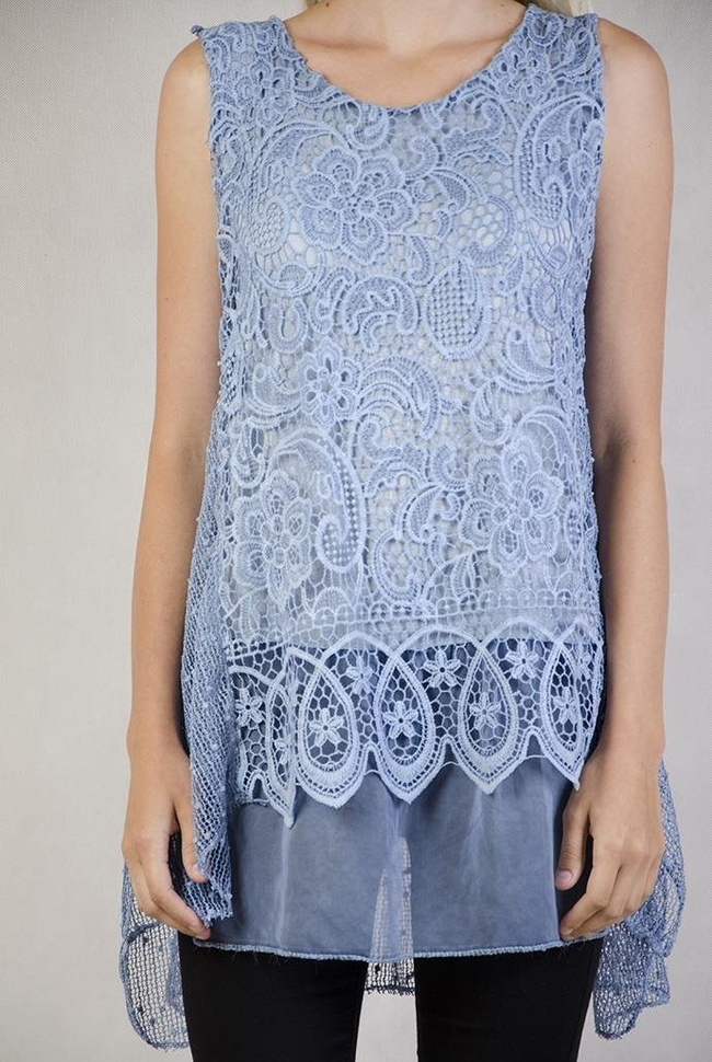 Ażurowa bluzka w kwiaty z cekinami na plecach niebieska