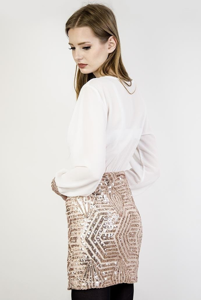 Biała sukienka z cekinowym, złotym dołem