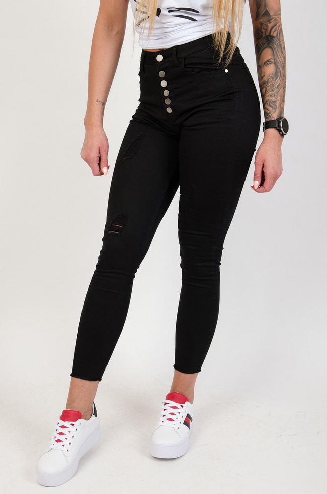 Czarne spodnie jeansowe z przetarciami zapinane na guziki