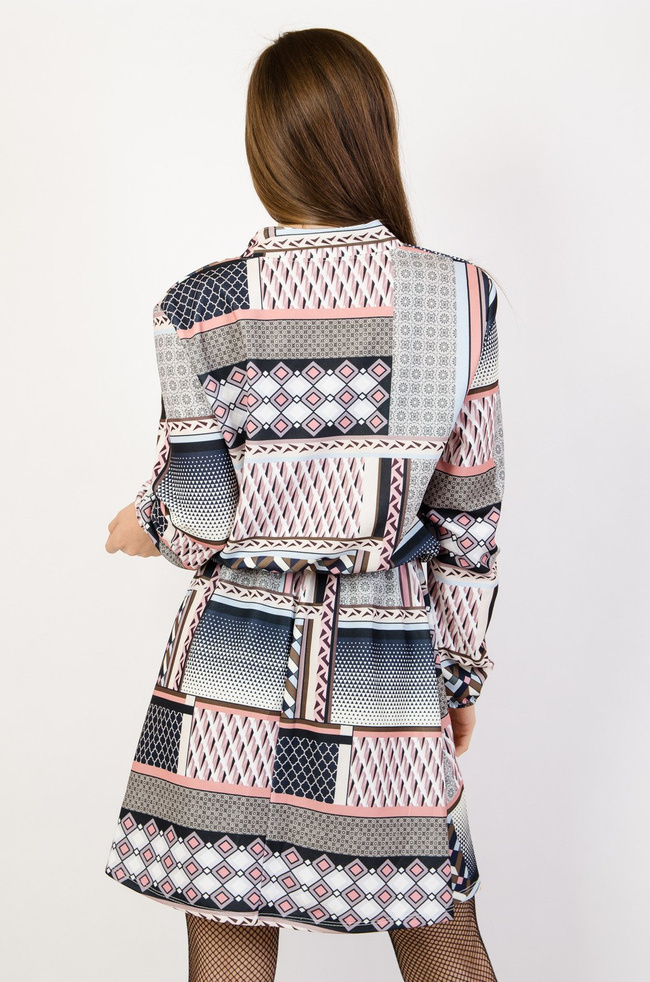 Wzorzysta sukienka z gumką w pasie oraz wiązaniem w dekolcie