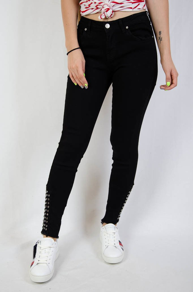 Czarne spodnie jeansowe z ćwiekami przy nogawce