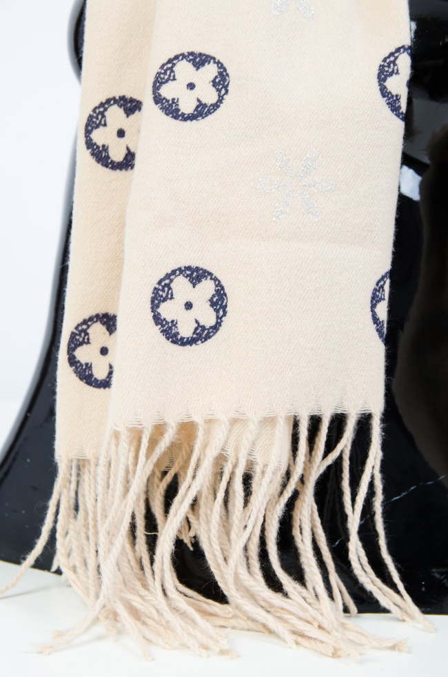 BEŻOWY SZAL Z APLIKACJĄ W KWIATY