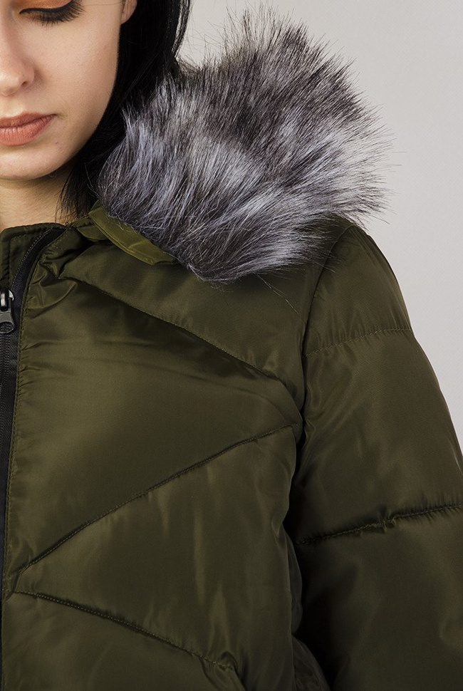 Zielona pikowana kurtka z ozdobnymi paskami przy kieszeniach