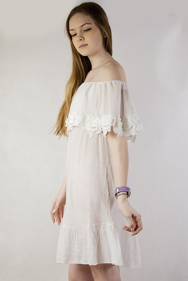 Biała sukienka z hiszpańskim dekoltem