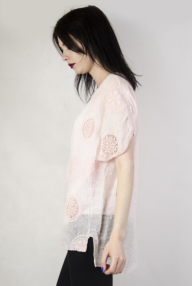 Jasnoróżowa bluzka z haftowanymi kółeczkami