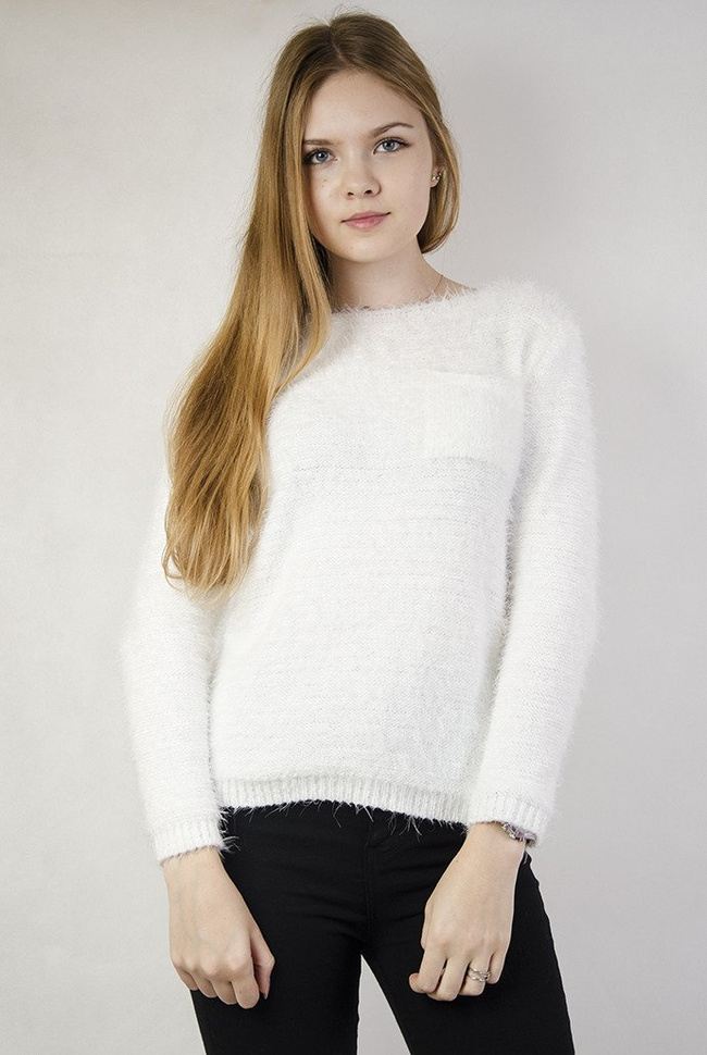 Biały, włochaty sweterek