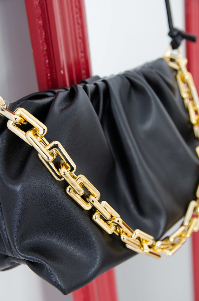 CZARNA KOKTAJLOWA TOREBKA ZE ZŁOTYM ŁAŃCUSZKIEM