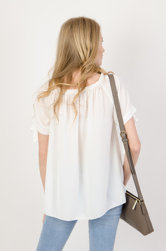 Biała bluzka z wiązaniem przy rękawach + wisiorek