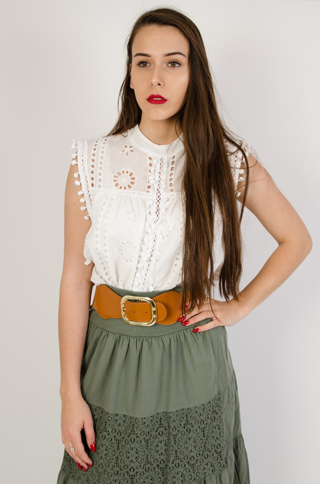 Biała bluzka z ażurowym przodem i pomponikami