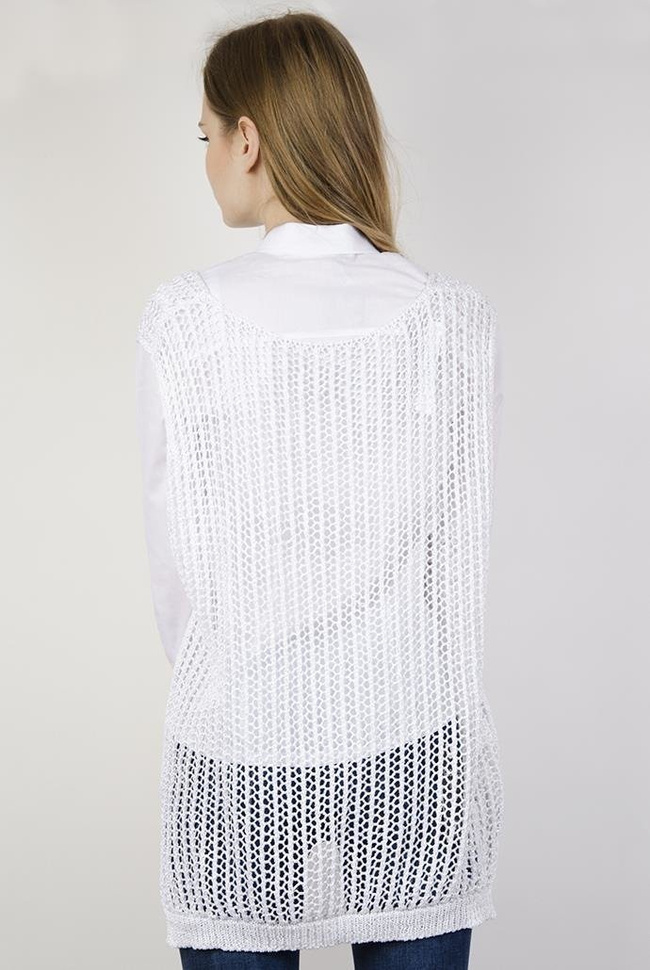 Biała narzuta z przedłużanym tyłem