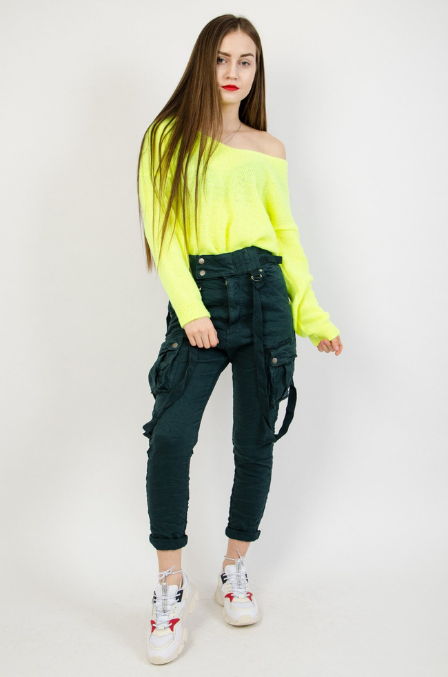 Zielone joggery z kieszeniami oraz szelkami.