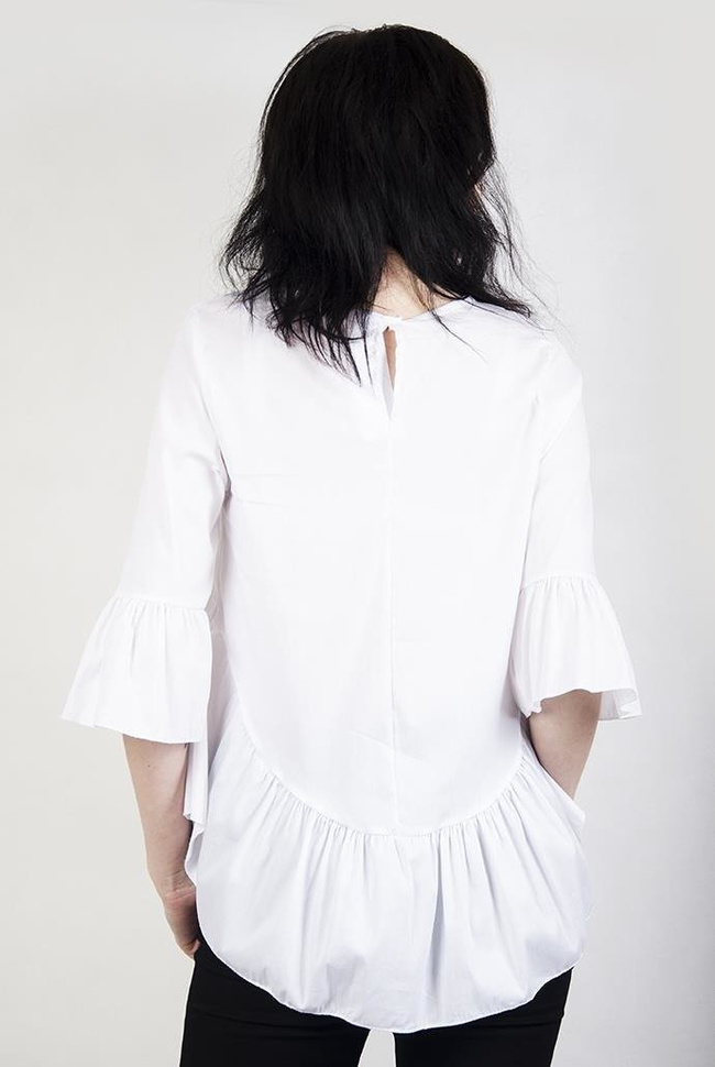 Biała bluzka z falbanami przy rękawach oraz na dole