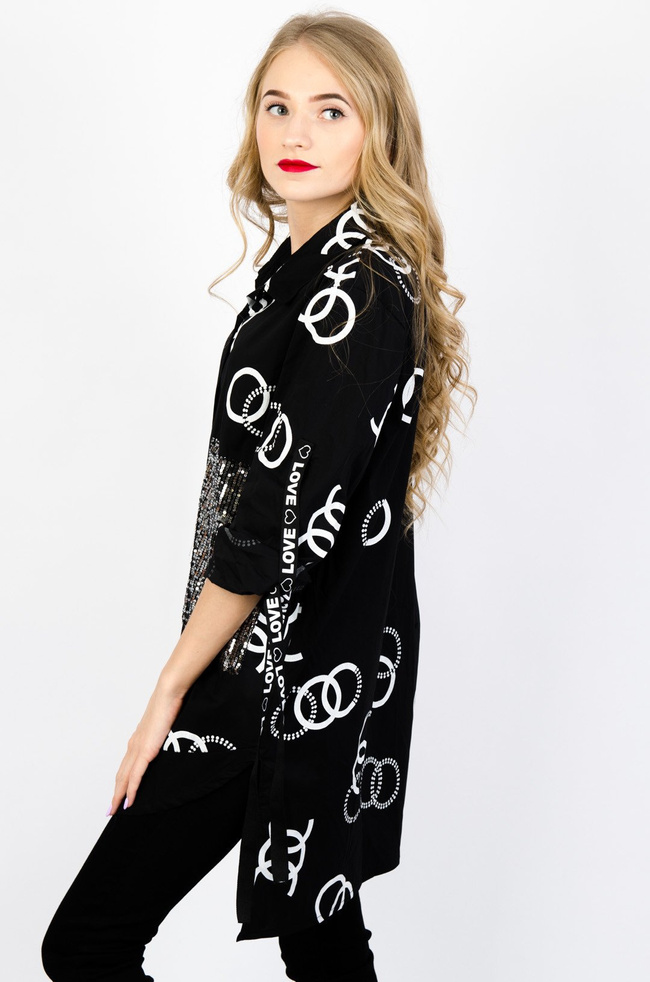 Czarna koszula z wzorem cc oraz cekinową kieszenią