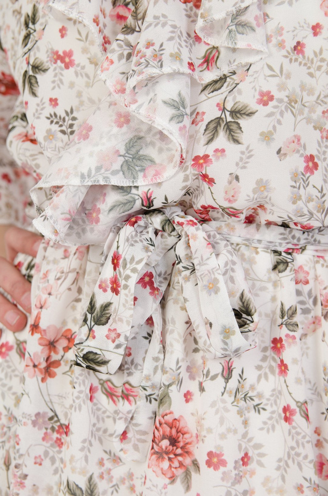 Biała sukienka w drobne kwiaty z falbanami