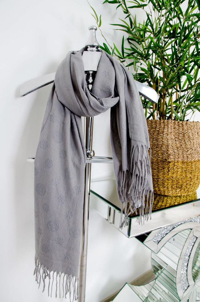 JASNO-SZARY SZAL Z WYTŁACZANYM WZOREM 