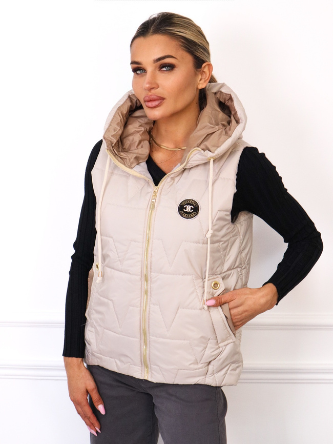 KAMIZELKA Z KAPTUREM I NASZYWKĄ- BEŻOWA