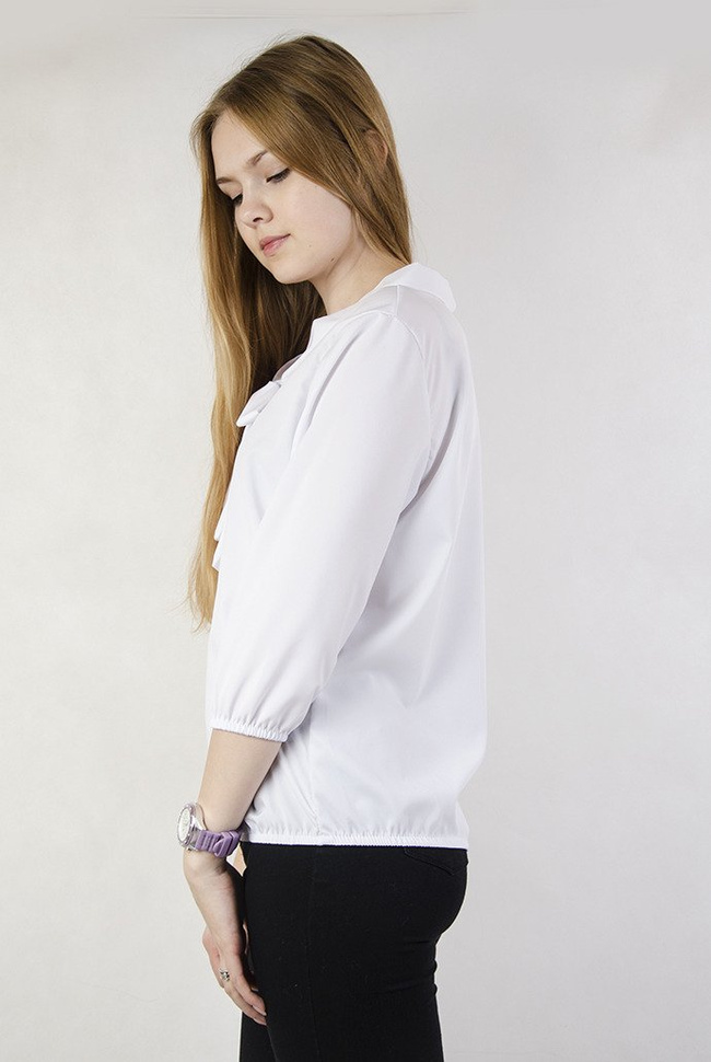 Biała bluzka z wiązaniem przy dekolcie