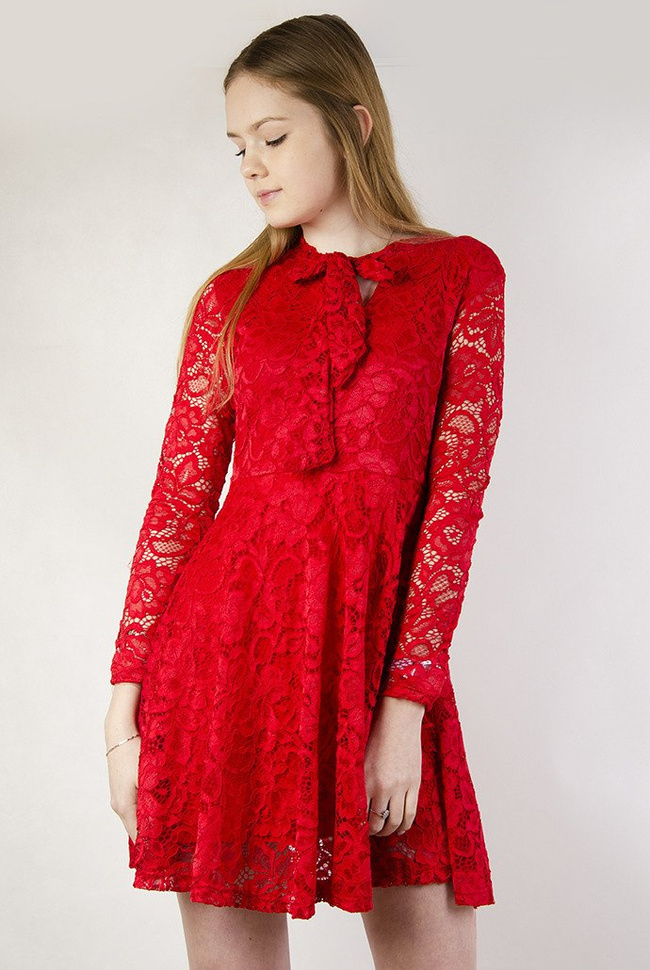 Czerwona koronkowa sukienka z wiązaniem pod szyją