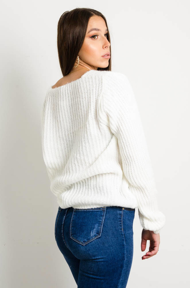 BIAŁY SWETER Z DEKOLTEM W SZPIC