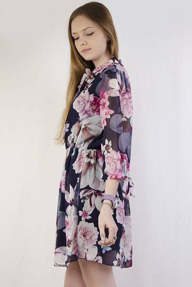 Granatowa sukienka w kwiaty