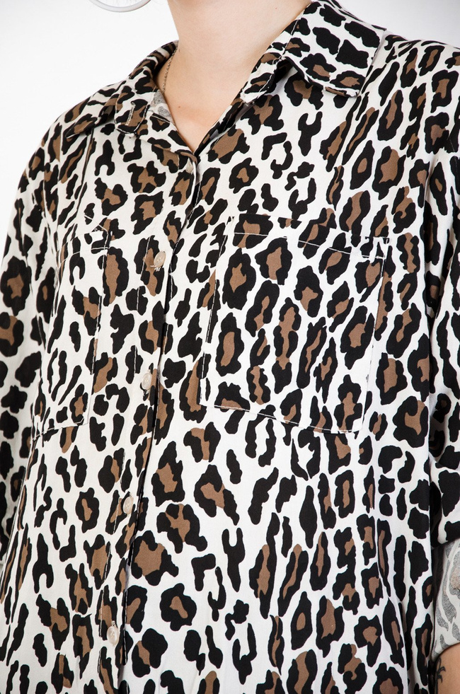 Asymetryczna koszula w panterkę z podwijanymi rękawami