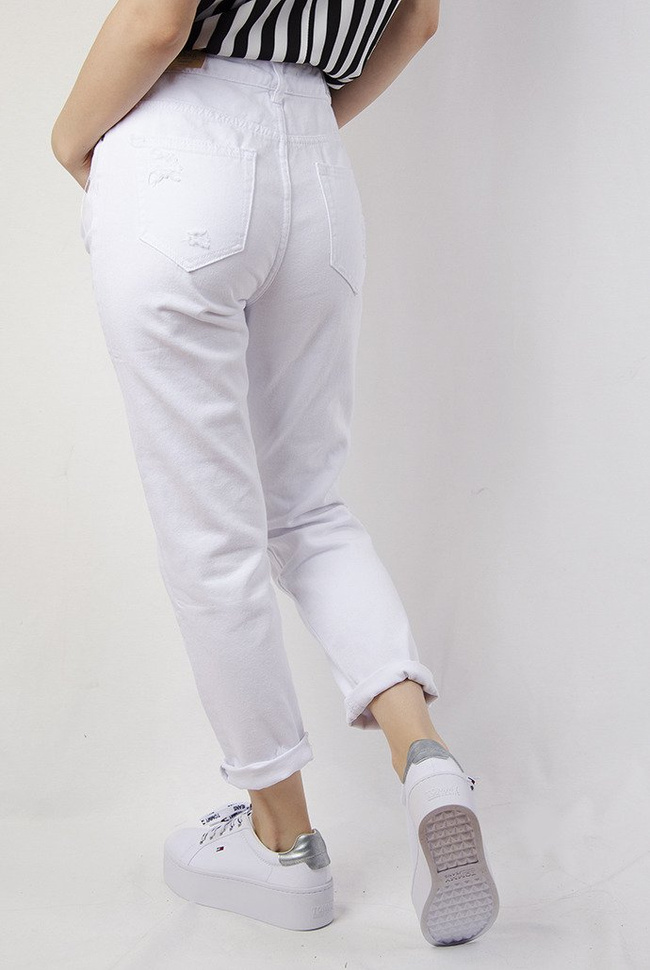Białe spodnie boyfriend z szarpaniami przy nogawce