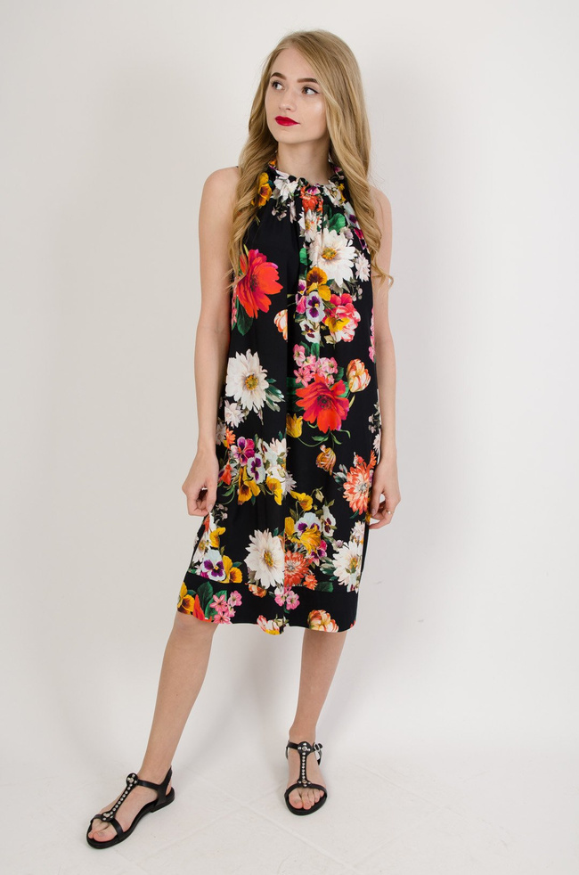 Czarna sukienka w kwiaty wiązana przy szyi