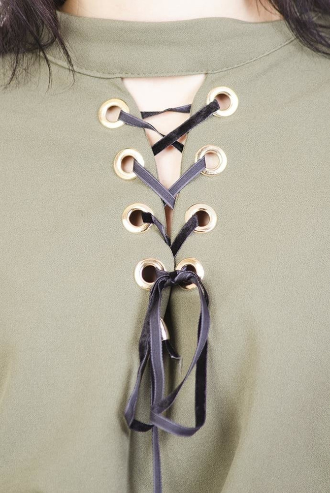 Zielona sukienka wiązana w dekolcie