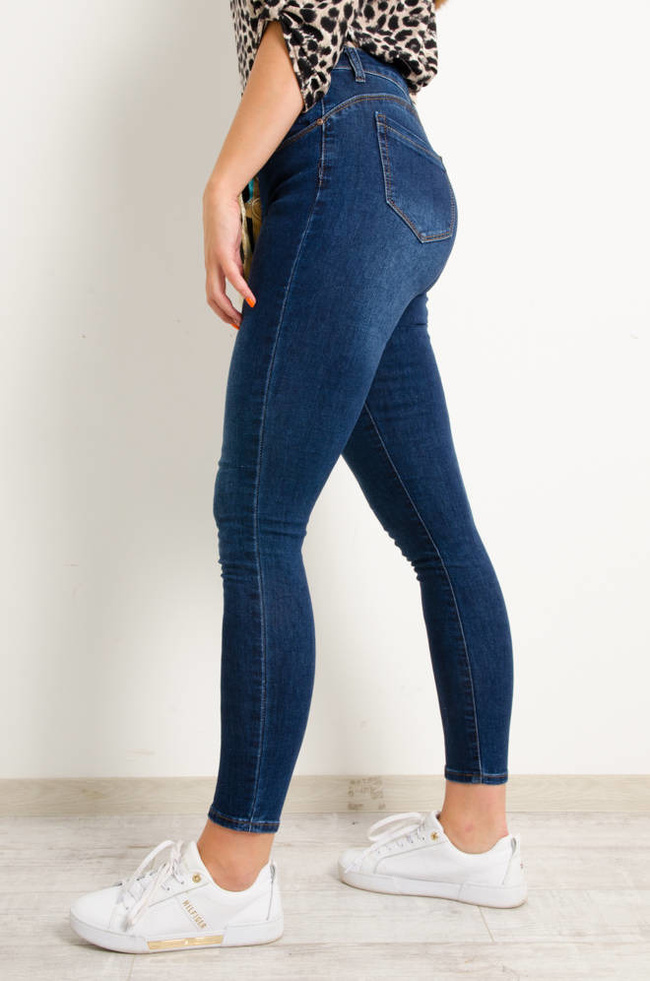 SPODNIE JEANSOWE PUSH UP Z OZDOBNĄ WSTĄŻKĄ 