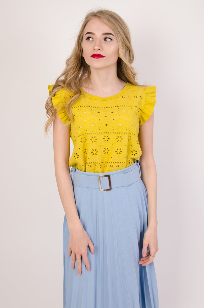 Żółta ażurowa bluzka z falbanką przy rękawie