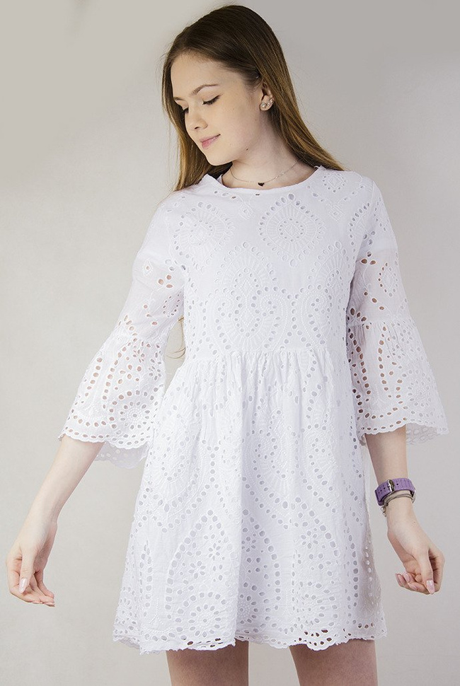 Biała ażurowa sukienka z rozszerzanymi rękawami