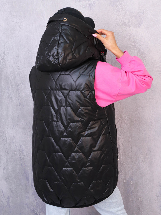 ASYMETRYCZNA KAMIZELKA Z OZDOBNĄ NASZYWKĄ- CZARNA