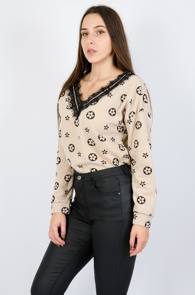 Beżowa bluzka z koronką oraz siateczką na plecach